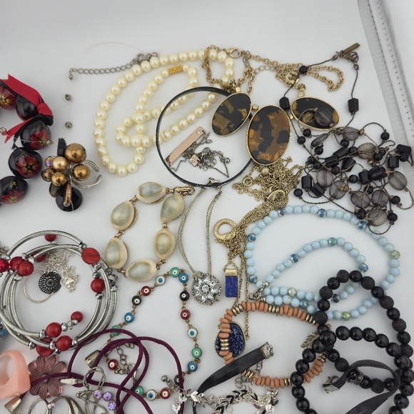 Mystery Jewelry Lot – Exactly as Pictured – Vintage & Modern Mix - Picture 5 of 6